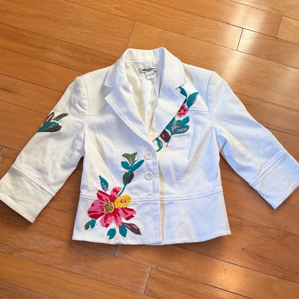 Elegant White Blazer with Floral Embroidery